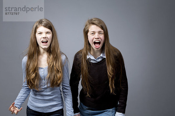 Zwei wütende Teenager-Mädchen Seite an Seite