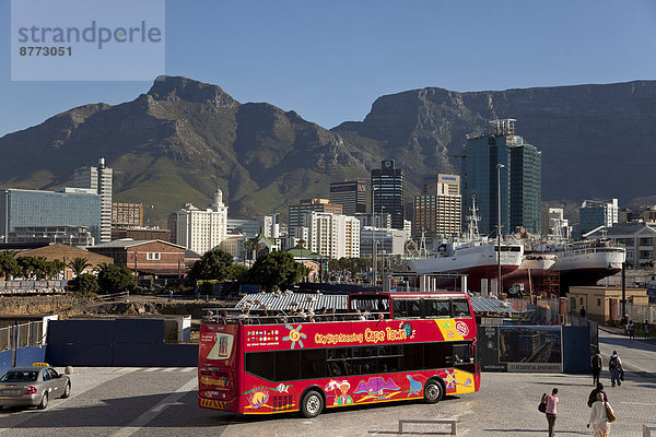 City Sightseeing Red Bus und die Skyline von Kapstadt  Westkap  Südafrika