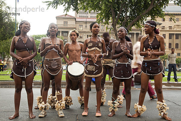Gruppe Straßenmusiker in traditioneller Bekleidung  Pretoria  Gauteng  Republik Südafrika