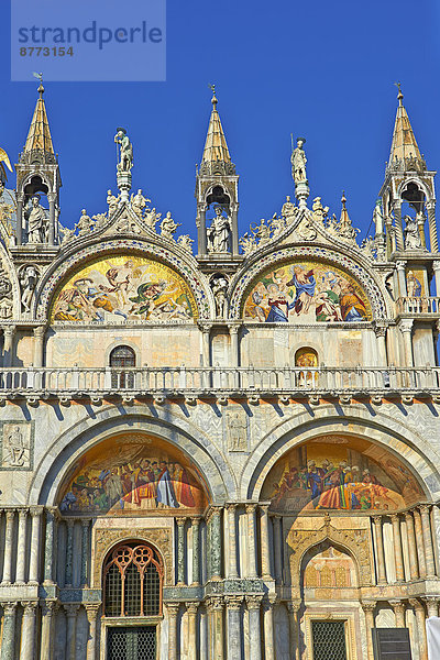Fassade mit Detailansicht der romanischen Säulen und Mosaiken des Markusdoms  Venedig  Venetien  Italien