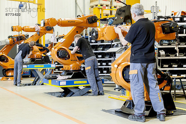 Mitarbeiter des Roboterherstellers KUKA AG bei der Montage der Elektroanlage von KUKA-Robotern  Augsburg  Bayern  Deutschland