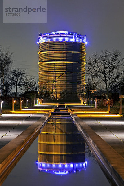 Der illuminierte Gasometer während der blauen Stunde  Oberhausen  Ruhrgebiet  Nordrhein-Westfalen  Deutschland