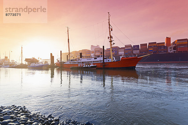 Deutschland  Hamburg  ankommendes Containerschiff MOL Quest  Museum Harbour Oevelgoenne am Morgen