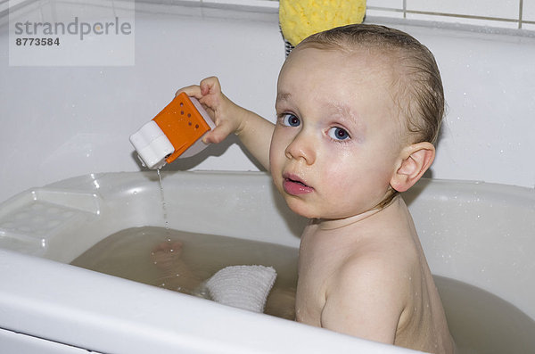 Kleinkind beim Baden in der Badewanne