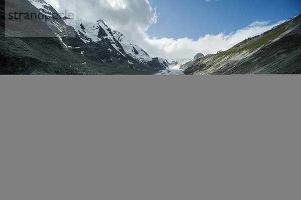 Österreich  Großglockner  Johannisberg  Pasterze Gletscher  Mädchen beim Fotografieren