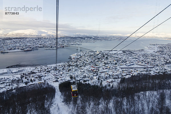 Norwegen  Troms  Tromso  Blick von Storsteinen  Seilbahn  Stadtbild  Tromsobrücke im Winter