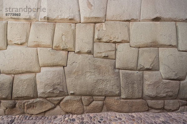 Peru  Cusco  Inka-Mauer mit heiligem Zwölfeckstein