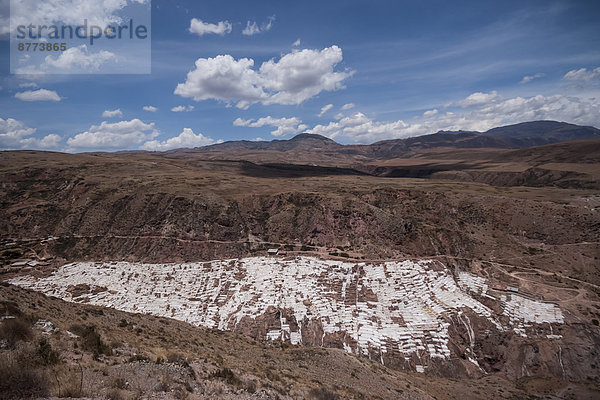 Peru  Maras  Berglandschaft mit Salzterrassen