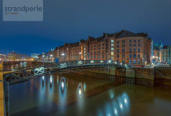 Deutschland  Hamburg  Jungfernbrücke über Zollkanal  alte Speicherstadt im Hintergrund bei Nacht