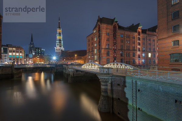 Deutschland  Hamburg  Speicherstadt mit Katharinenkirche im Hintergrund bei Nacht