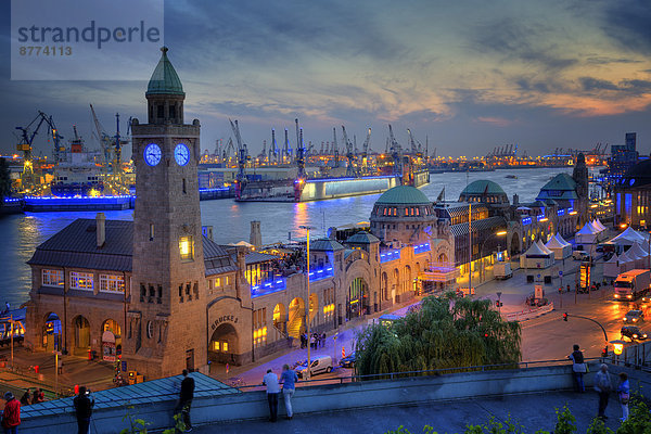 Deutschland  Hamburg  Blick auf Landungsbrücken und Hafen bei Abenddämmerung