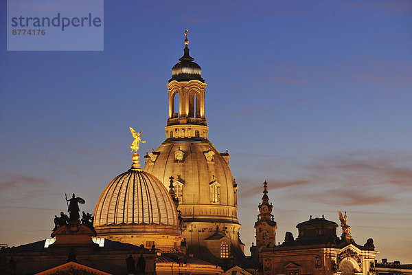 Deutschland  Sachsen  Dresden  Blick auf die Kuppel der beleuchteten Frauenkirche