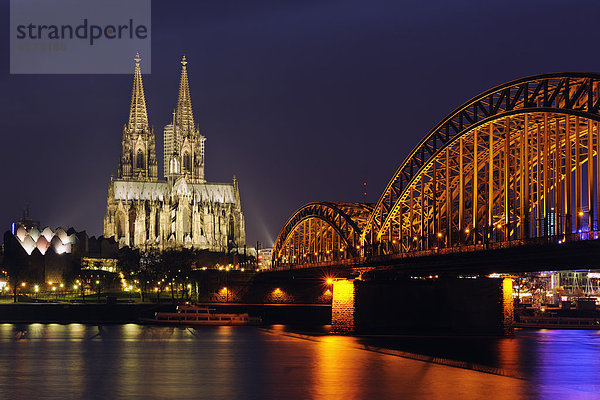 Germany  North Rhine-Westphalia  Cologne  view to lighted Hohenzollern Bridge and Cologne Cathedral by night