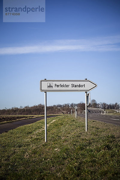 Deutschland  Baden-Württemberg  Kleinglattbach  Wegweiser'perfekte Lage'.