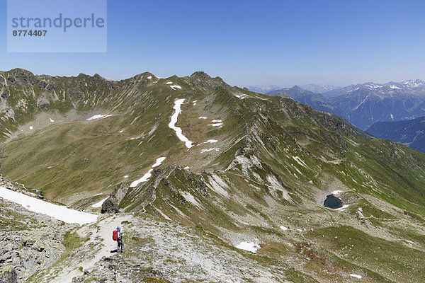 Frau beim Wandern an der schweizerisch-österreichischen Grenze  Montafon  Antonier Joch  Riedkopf und Ratikon im Hintergrund