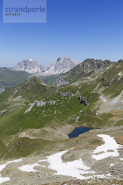 Schweiz  Graubünden  Ratikon  Grfiersee mit drei Türmen und Sulzfluhgebirge im Hintergrund  Blick von der Grenze zu Österreich.