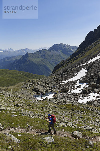 Österreich  Vorarlberg  Frauenwandern am Grafierjoch  Schmalzberg und Valiserapitze im Hintergrund