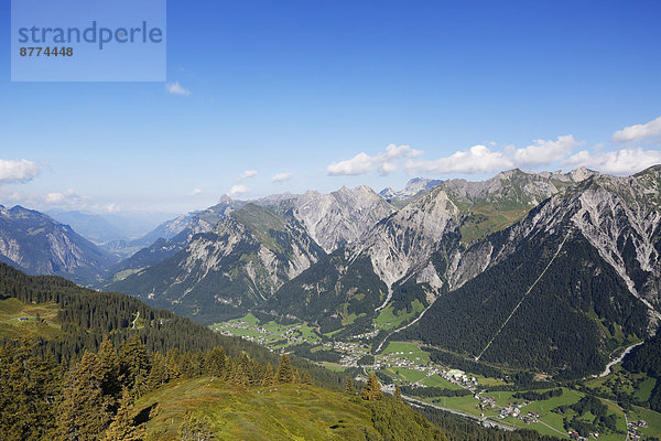 Deutschland  Vorarlberg  Klostertal  Lechquellengebirge mit Gamsbodenspitze  Wald am Arlberg