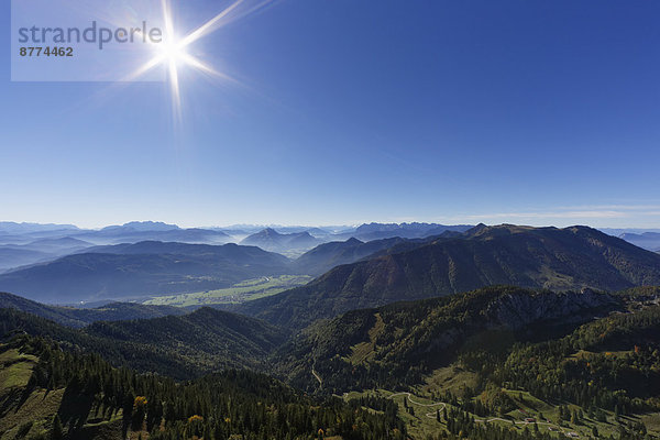 Deutschland  Oberbayern  Bayern  Chiemgauer Alpen  Blick von Kampenwand gegen die Sonne