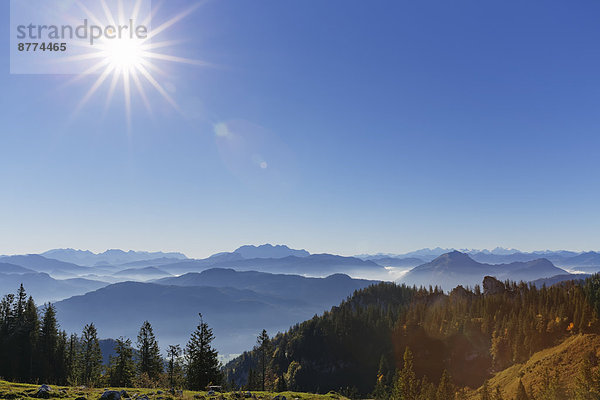 Deutschland  Oberbayern  Bayern  Chiemgauer Alpen  Blick von der Bergstation Kampenwandbahn auf die Loferer Steinberge