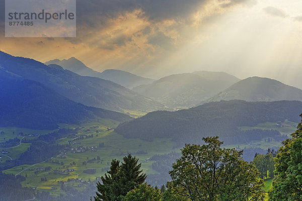 Österreich  Tirol  Kitzbüheler Alpen  Blick von der Hohen Salve ins Brixental bei Hopfgarten