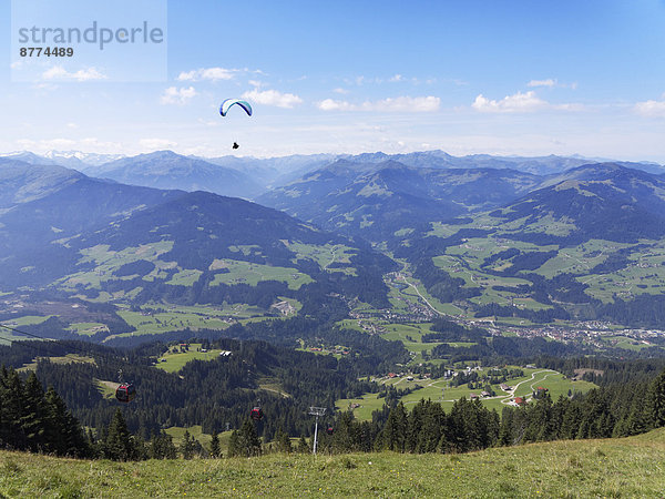 Österreich  Tirol  Kitzbüheler Alpen  Blick von der Hohen Salve ins Brixental mit Hopfgarten  Paragleiter