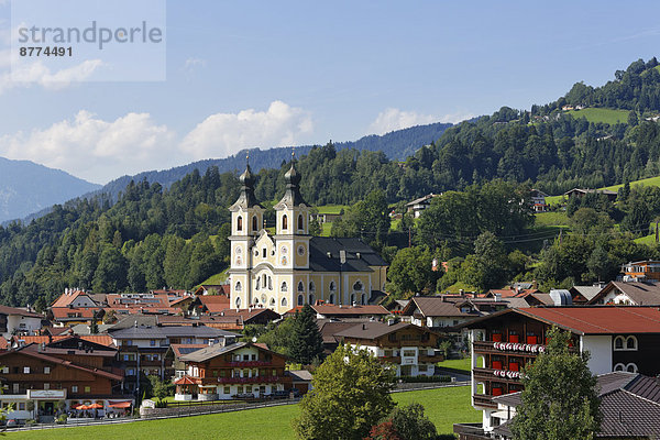 Österreich  Tirol  Kitzbüheler Alpen  Brixental  Hopfgarten mit Pfarrkirche