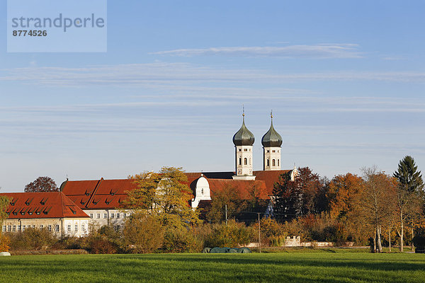Deutschland  Bayern  Blick auf Kloster Benediktbeuren