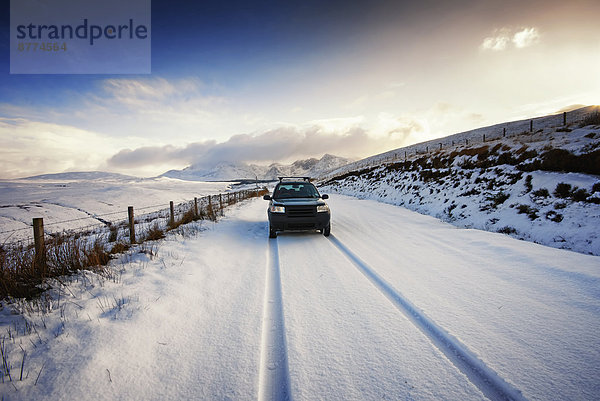 UK  Schottland  Isle of Skye  Cuillin Mountains  Allradantrieb auf verschneiter Straße