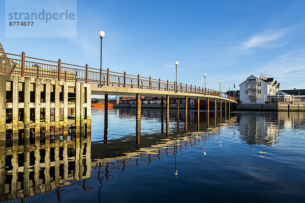 Skandinavien  Norwegen  Lofoten  Brücke im Hafen von Svolvaer