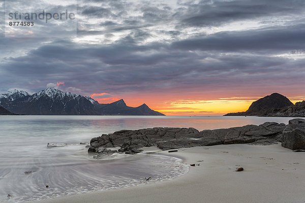 Skandinavien  Norwegen  Lofoten  Sonnenuntergang an der Küste von Utakleiv