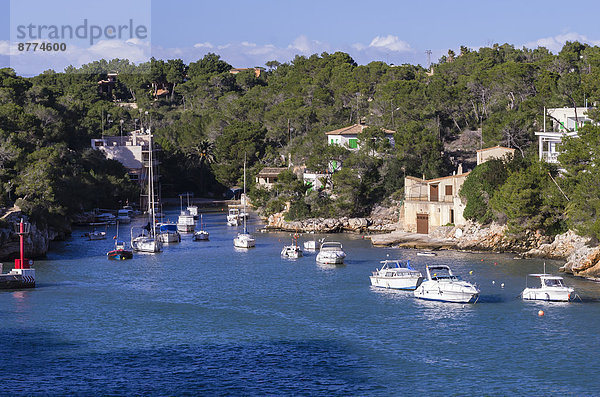 Spanien  Balearen  Mallorca  Santanyiview bis zum Dorf mit Booten vor der Tür