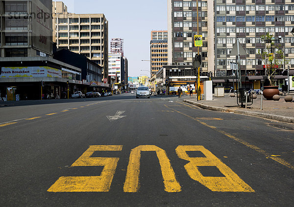 Südafrika  Johannesburg  Straße in der Innenstadt mit Buslinie