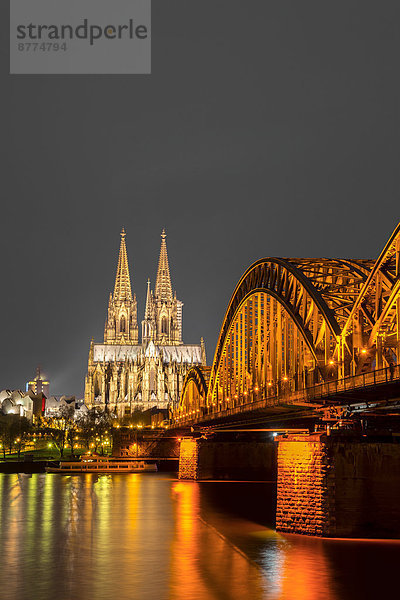 Deutschland  Nordrhein-Westfalen  Köln  beleuchtete Kölner Kathedrale und Hohenzollernbrücke bei Nacht