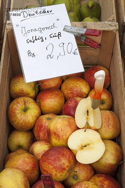 Holzkiste mit Äpfeln auf dem Markt