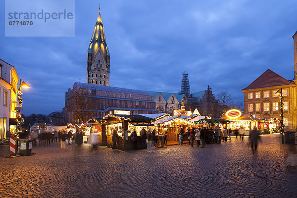 Deutschland  Nordrhein-Westfalen  Paderborn  Weihnachtsmarkt am Domplatz  im Hintergrund Dom
