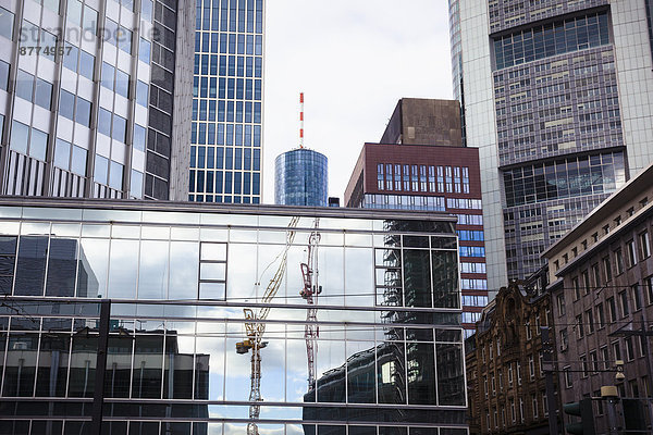 Deutschland  Hessen  Frankfurt  Wolkenkratzer  Glasfassade  Spiegelung des Baukrans