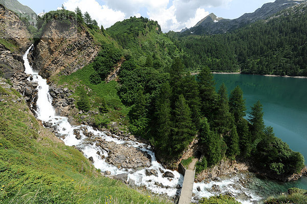 Felsbrocken  Landschaftlich schön  landschaftlich reizvoll  Steilküste  See  Wasserfall  Schweiz