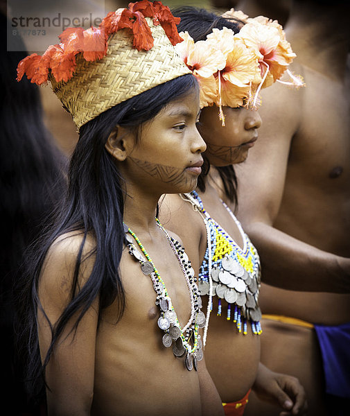 Außenaufnahme  Tradition  Vorbereitung  tanzen  Tänzer  Großstadt  Dorf  zeigen  Indianer  Mittelamerika  jung  Ethnisches Erscheinungsbild  Panama