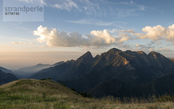 Landschaftlich schön  landschaftlich reizvoll  Europa  Berg  Morgen  Landschaft  Sonnenaufgang  Natur  Alpen  Wiese  Ansicht  Italien