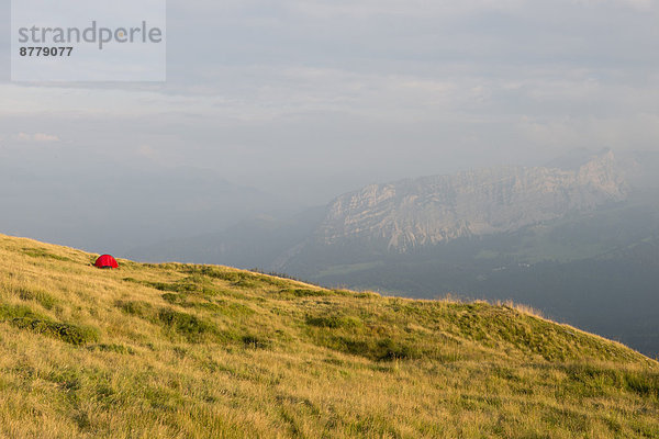 Landschaftlich schön  landschaftlich reizvoll  Europa  Berg  Wolke  Himmel  Landschaft  Rauch  Natur  Zelt  Alpen  rot  Wiese  Ansicht  Außenaufnahme  Schweiz