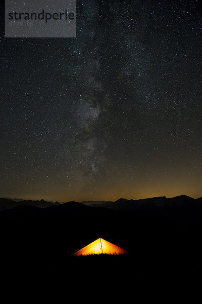 sternförmig  Europa  Nacht  Himmel  Langzeitbelichtung  Zelt  Außenaufnahme  Milchstraße  Schweiz