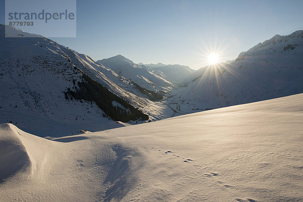 Landschaftlich schön  landschaftlich reizvoll  Europa  Winter  Abend  Landschaft  Berg  Alpen  Sonnenstrahl  Ansicht  Gegenlicht  Andermatt  Realp  Schnee  Sonne  Schweiz
