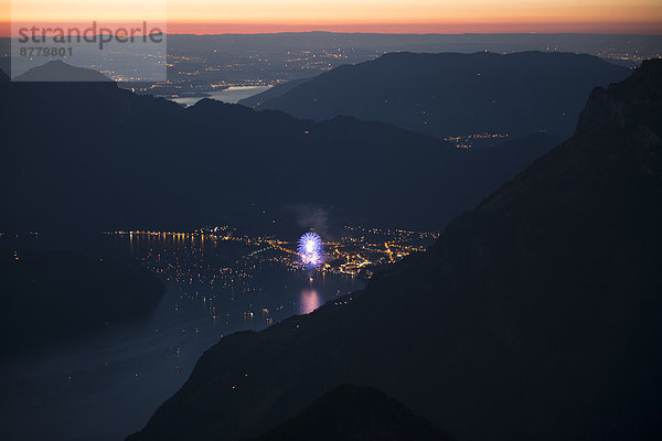 Europa Party Abend Sonnenuntergang Nacht Beleuchtung Licht Schiff Mittelpunkt Ziehbrunnen Brunnen August Feuerwerk Nationalfeiertag Schweiz Vierwaldstättersee