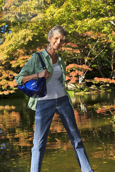 Vereinigte Staaten von Amerika  USA  Senior  Senioren  Frau  Fröhlichkeit  lachen  Amerika  lächeln  Gesundheit  Außenaufnahme  jung  reizen  schlank  Fort Worth  Japanischer Garten