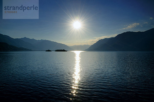 Europa  Berg  Sonnenstrahl  über  See  Insel  Langensee  Lago Maggiore  Schweiz