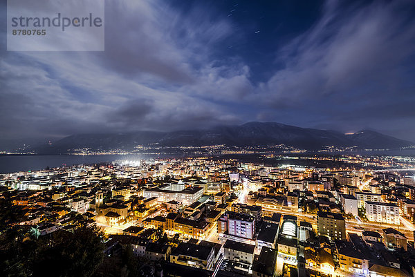 Stadtansicht Stadtansichten Europa Berg Wolke blau Stunde Locarno Schweiz