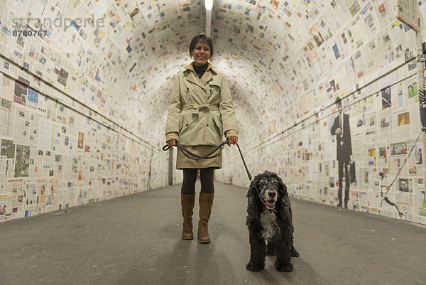 Frau gehen Tunnel Hund Dekoration Zeitung