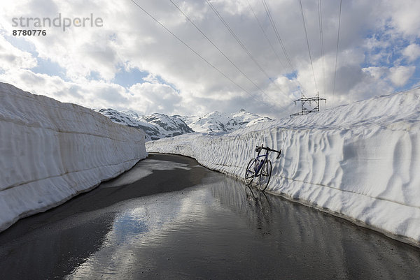 angelehnt  Europa  Berg  Wand  Hintergrund  Fahrrad  Rad  bedecken  Schnee  Schweiz
