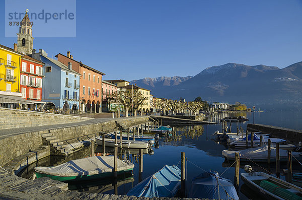 Hafen Europa Berg Himmel klein Boot Dorf blau Ascona Schweiz